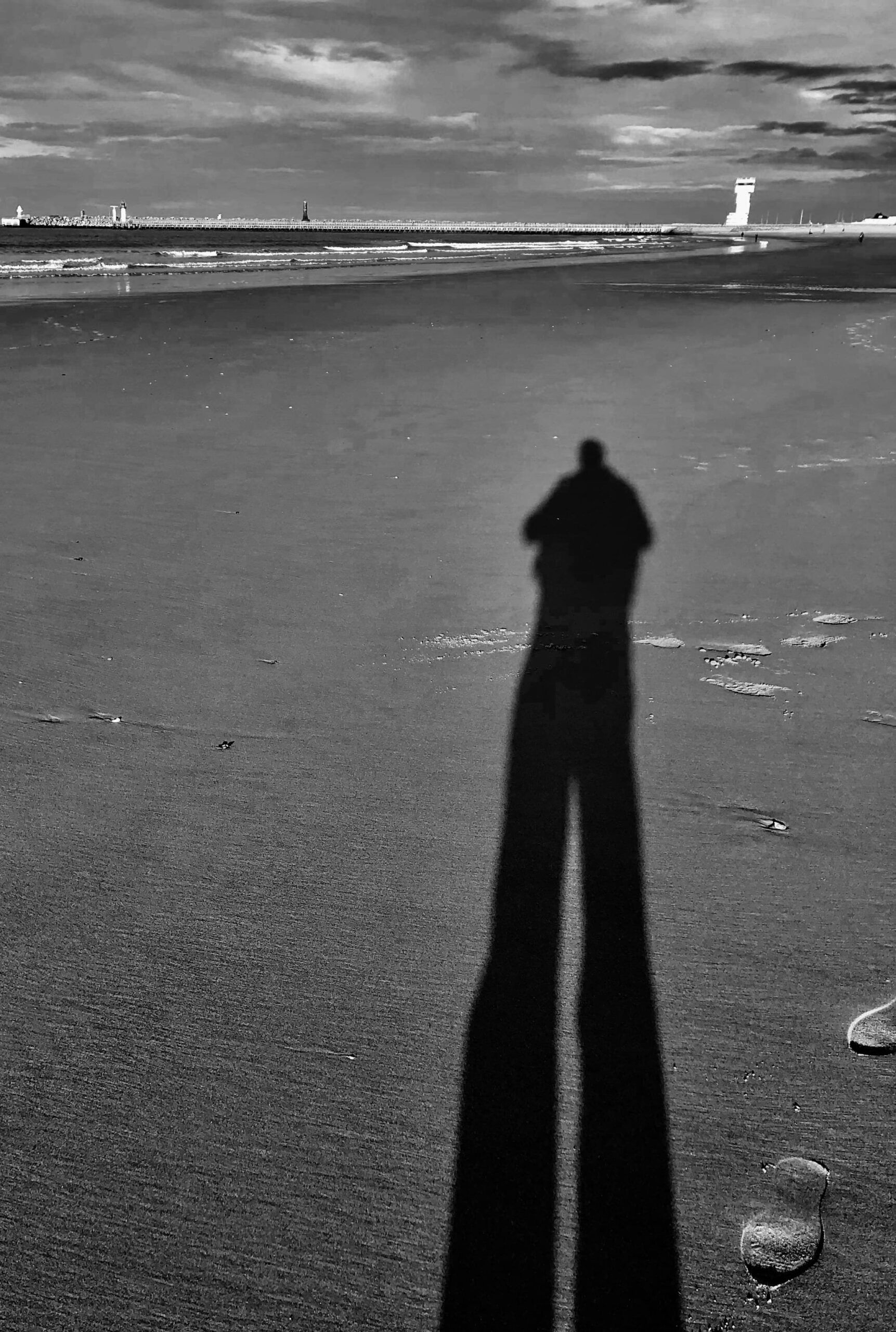 Mon ombre sur la plage de Calais