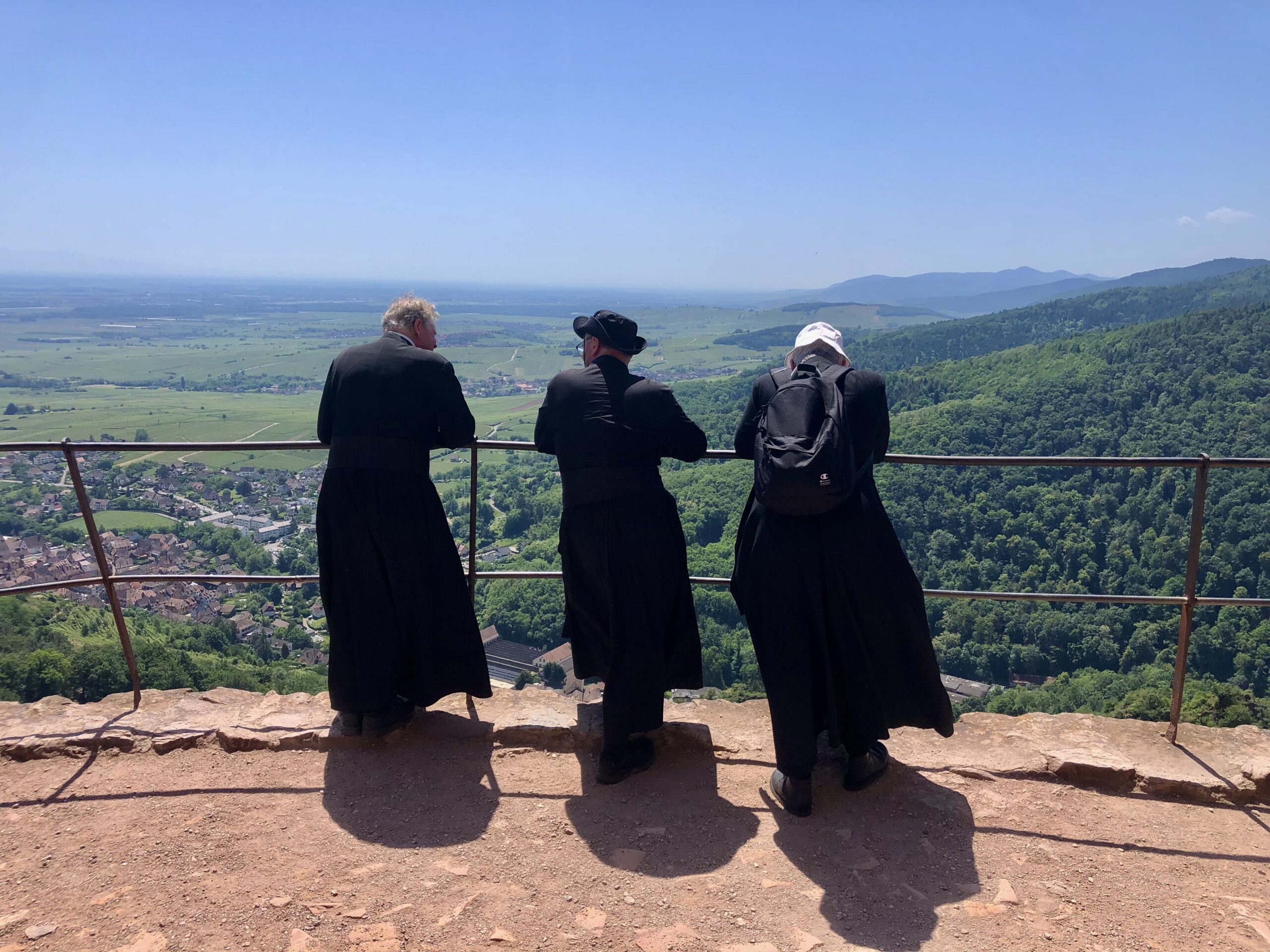 Trois curés...